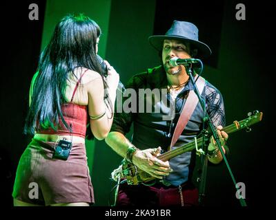 Grace Bond on vocals, Aaron Bond on cigar box guitar & vocals Stock Photo