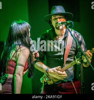 Grace Bond on vocals, Aaron Bond on cigar box guitar & vocals Stock Photo