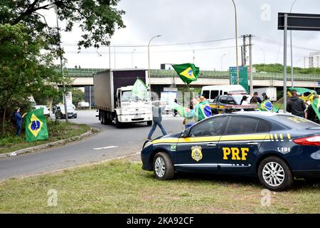 Guarulhos, Brazil. 01st Nov, 2022. Bolsonarista protesters against the results of the polls occupy the side of the Hélio Smidt Highway, in Guarulhos, near Guarulhos Airport, this Tuesday, (1) in São Paulo. Credit: Roberto Casimiro/FotoArena/Alamy Live News Stock Photo