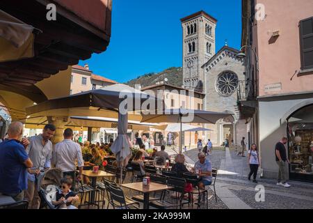 Piazza San Fedele Como, view in summer of people sitting at tables in the historic Piazza San Fedele in the city of Como, Lake Como, Lombardy Stock Photo