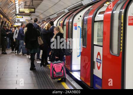 London, UK. 01st Nov, 2022. Passengers board a train at Victoria Underground station. The next Tube strike is set to take place on Thursday, 10 November 2022 as union members continue to take industrial action on the ongoing dispute over pay and conditions. (Photo by Steve Taylor/SOPA Images/Sipa USA) Credit: Sipa USA/Alamy Live News Stock Photo