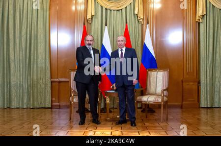 Sochi, Russia. 31st Oct, 2022. Russian President Vladimir Putin shakes hands with Armenian Prime Minister Nikol Pashinyan, left, during a bilateral face-to-face meeting at the presidential residence at Cape Idokopas, October 31, 2022 in Sochi, Krasnodar Krai, Russia. Credit: Mikhail Klimentyev/Kremlin Pool/Alamy Live News Stock Photo