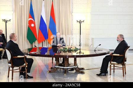 Sochi, Russia. 31st Oct, 2022. Russian President Vladimir Putin holds a face-to-face trilateral meeting with Azerbaijani President Ilham Aliyev and Armenian Prime Minister Nikol Pashinyan at the presidential residence at Cape Idokopas, October 31, 2022 in Sochi, Krasnodar Krai, Russia. Credit: Mikhail Klimentyev/Kremlin Pool/Alamy Live News Stock Photo