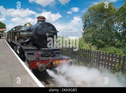 Steam locomotive No. 4079 'Pendennis Castle' emitting steam at Didcot Railway Centre, Didcot, Oxfordshire Stock Photo