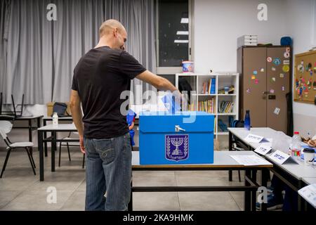 Tel Aviv, Israel. 01st Nov, 2022. Highest Israeli voter turnout since 1999, at the fifth national elections in four years time. Tel Aviv, Israel on Nov. 1, 2022. (Photo by Matan Golan/Sipa USA) Credit: Sipa USA/Alamy Live News Stock Photo