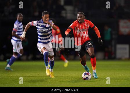 Luton Town's Amari'i Bell (right) and Reading’s Thomas Ince battle for the ball during the Sky Bet Championship match at Kenilworth Road, Luton. Picture date: Tuesday November 1, 2022. Stock Photo