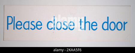 PLEASE CLOSE THE DOOR - A Vintage Shop or Office Display Card Notice Stock Photo
