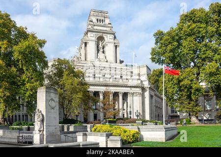 Four Seasons Hotel from Trinity Square Gardens, Tower Hill, London Borough of Tower Hamlets, Greater London, England, United Kingdom Stock Photo