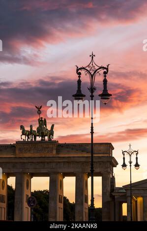 Germany. Berlin. Mitte district. Erected in 1791 by Carl Gotthard Langhans II in homage to Frederic-Guillaume, King of Prussia, the Brandenburg Gate i Stock Photo