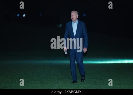 Washington, Vereinigte Staaten. 01st Nov, 2022. United States President Joe Biden returns to the White House in Washington, DC after attending events in Florida, Tuesday, November 1, 2022. Credit: Chris Kleponis/Pool via CNP/dpa/Alamy Live News Stock Photo