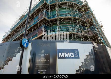 Slough, UK. 28th October, 2022. A sign is pictured outside a building containing apartments to rent. There has been considerable property development Stock Photo