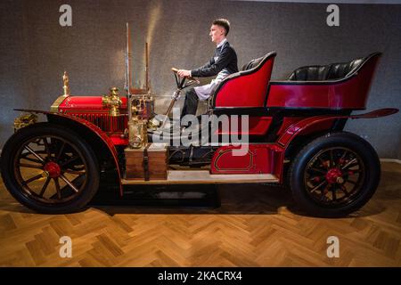 London UK. 2 November 2022.  An art handler seated in  a 1904 Napier 15hp (Estimate: £275,000-350,000. Photocall for the Bonhams Golden Age of Motoring Sale featuring the oldest Daimler  and a former barn find Napier ‘supercar. The sale will take place on 4 November. Credit: amer ghazzal/Alamy Live News Stock Photo