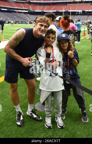 Tennessee Titans wide receiver Mason Kinsey (12) poses with young fans before the NFL Football Game between the Tennessee Titans and the Houston Texan Stock Photo