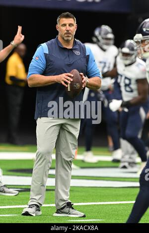 Tennessee Titans head coach Mike Vrabel tosses a ball before an NFL ...