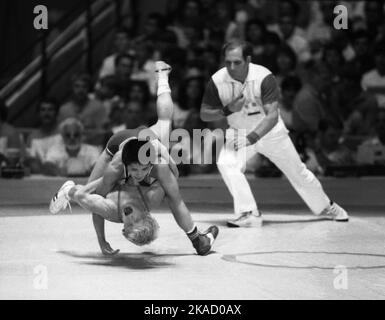 OLYMPIC SUMMERGAMES IN LOS ANGELES USA 1984 KENT ANDERSSON Sweden wrestling against Jun Dae-Je Korea for 5th place Stock Photo