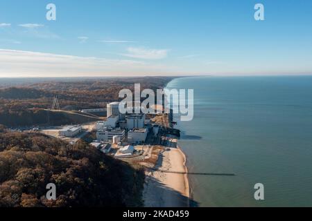 South Haven, Michigan - The Palisades nuclear power plant on the shore of Lake Michigan. The reactor was shut down for decommissioning in May 2022. Bu Stock Photo