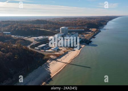 South Haven, Michigan - The Palisades nuclear power plant on the shore of Lake Michigan. The reactor was shut down for decommissioning in May 2022. Bu Stock Photo