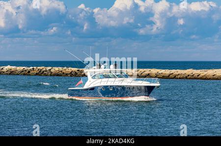 Motor Yacht, Spirit undwway in Montauk Stock Photo