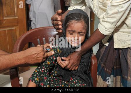 02 Novemeber 2022. Bhulagonj, Sylhet-Bangladesh: Health workers vaccinate Madrasa students aged 5-11 years at Bholaganj Islamic Madrasa in Bholaganj, Companygonj, an upazila bordering Sylhet. (Credit Image: © Md Rafayat Haque Khan/eyepix via ZUMA Press Wire) Stock Photo