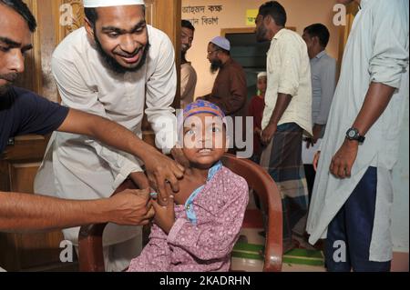 02 Novemeber 2022. Bhulagonj, Sylhet-Bangladesh: Health workers vaccinate Madrasa students aged 5-11 years at Bholaganj Islamic Madrasa in Bholaganj, Companygonj, an upazila bordering Sylhet. (Credit Image: © Md Rafayat Haque Khan/eyepix via ZUMA Press Wire) Stock Photo