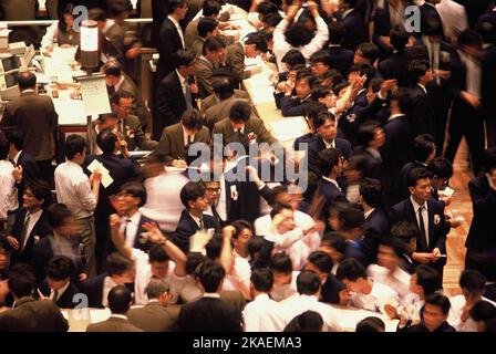 Japan. Tokyo Stock Exchange. Trading floor crowded with brokers. Stock Photo