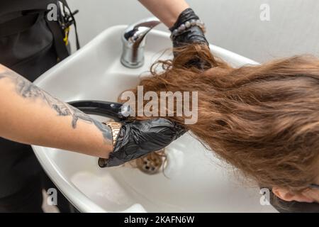 Woman coloring her hair with foil in beauty salon Stock Photo - Alamy