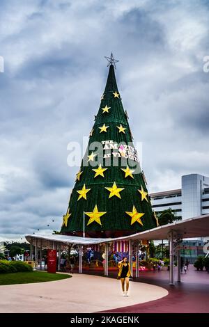 Giant Christmas tree at roof top of Vivocity mall during Christmas season. Stock Photo