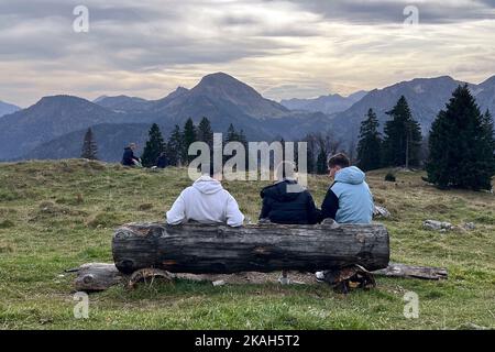 Lenggries, Deutschland. 31st Oct, 2022. Guests, hikers take a break on the Hochalm above the Sylvenstein reservoir near Lenggries in Bavaria, sunshine, landscape, mountains, Alps, mountains. ? Credit: dpa/Alamy Live News Stock Photo