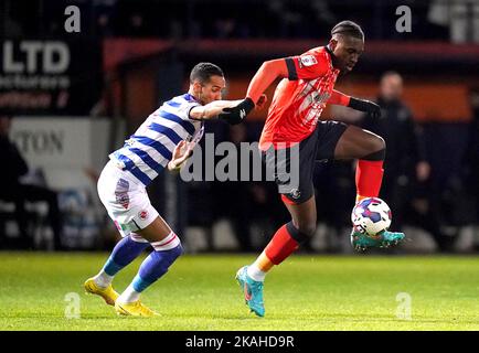 Luton Town's Amari'i Bell, (right) battles for possession of the ball with Reading's Thomas Ince during the Sky Bet Championship match at the Kenilworth Road, Luton. Picture date: Tuesday November 1, 2022. Stock Photo