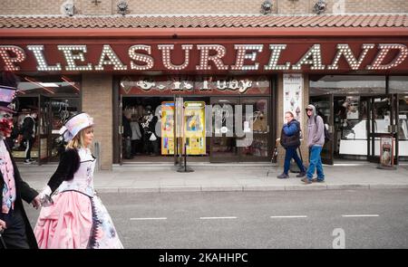 Whitby goth Sunday with couple dressed in Alice in Wonderland costumes Stock Photo