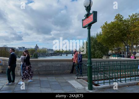 Paris, Ile de France, FRANCE. 1st Nov, 2022. Tourists stroll on the Pont Neuf in Paris next to a metro station and with the Eiffel tower in the background. (Credit Image: © Remon Haazen/ZUMA Press Wire) Stock Photo