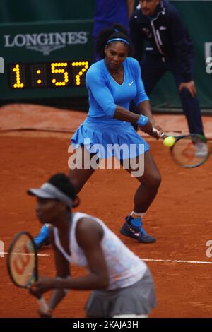 Serena Williams of the United States and Venus Williams of the United States talk during the Ladies Singles fourth round match against Kki Bertens of Netherlands and Johanna Larsson of Sweden on day eight of the 2016 French Open at Roland Garros on May 29, 2016 in Paris, France.  (Photo by Mehdi Taamallah/NurPhoto) *** Please Use Credit from Credit Field *** Stock Photo