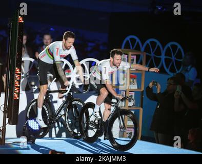 Sir Bradley Wiggins (GBR)(Front) and Mark Cavendish (GBR) (Back) during day six of the Six Day London Cycling Event at the Velodrome, Lee Valley Velopark, Queen Elizabeth Olympic Park, London, on October 30, 2016 in London, England. (Photo by Kieran Galvin/NurPhoto) *** Please Use Credit from Credit Field *** Stock Photo