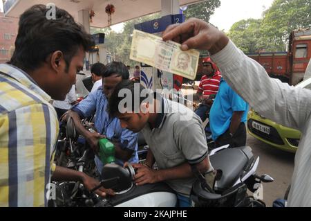 Indian Customer Showing RS 500, HP PETROL PUMP dealers  not to accept Rs. 500 and 1000 Indian currency, A close-up view of a 1000 Rupee note after India's Prime Minister Narendra Modi announced the discontinuation of 500 and 1000 Rupee currency notes as legal tender as of  yesterday midnight in a bid to curb corruption, black money and fake currency, on November 9, 2016 in Kolkata, India. India will soon be introducing new notes of 2000 and 500 Rupee denominations that will be Braille compliant.  (Photo by Debajyoti Chakraborty/NurPhoto) *** Please Use Credit from Credit Field *** Stock Photo