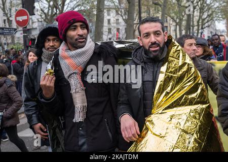 Pro-refugees protest march against the recent evacuation of the different camps from Calais to Stalingrad that end in deportations, in Paris, on November 26, 2016.(Photo by Julien Mattia/NurPhoto) *** Please Use Credit from Credit Field *** Stock Photo