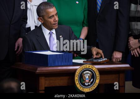 President Barack Obama signs the 21st Century Cures Act, in the South Court Auditorium of the Eisenhower Executive Office Building of the White House in Washington, DC. on December 13, 2016. The legislation eases the development and approval of experimental treatments and reforms federal policy on mental health care. (Photo by Cheriss May/NurPhoto) *** Please Use Credit from Credit Field *** Stock Photo
