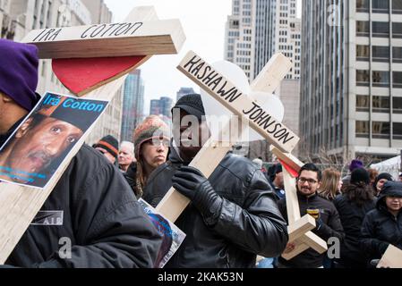 People carry over 750 wooden crosses dedicated to lives lost to violence during 2016 in Chicago during a peace march on Michigan Avenue in Chicago on December 31, 2016. Over 750 people were killed this year in Chicago, making it the deadliest year in almost two decades. (Photo by Max Herman/NurPhoto) *** Please Use Credit from Credit Field *** Stock Photo
