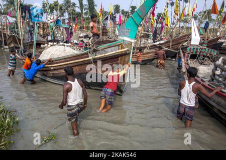 Brave fishermen of Bhola, Bangladesh on 31 December 2016. Bhola is a southern coastal district of Bangladesh, agriculture and fishing are two major profession for the people of Bhola. Fishermen are preparing their net and boat to go to the mighty river Meghna one of the most fierce river of Bangladesh.(Photo by Khandaker Azizur Rahman Sumon/NurPhoto) *** Please Use Credit from Credit Field *** Stock Photo