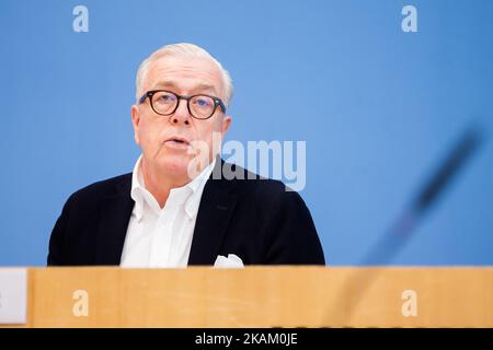 Berlin, Germany. 03rd Nov, 2022. Klaus Reinhardt, president of the German Medical Association, speaks at a press conference on the health threat posed by fossil fuels. Credit: Christoph Soeder/dpa/Alamy Live News Stock Photo