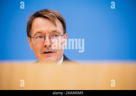 Berlin, Germany. 03rd Nov, 2022. Karl Lauterbach (SPD), Federal Minister of Health, speaks at a press conference on the health threat posed by fossil fuels. Credit: Christoph Soeder/dpa/Alamy Live News Stock Photo