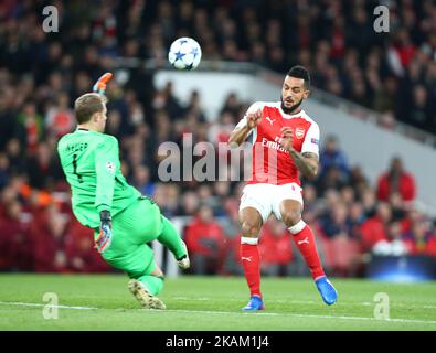 Arsenal's Theo Walcott and Manuel Neuer of FC Bayern Munich during UEFA Champions League - Round 16 - 2nd Leg match between Arsenal and Bayern Munich at The Emirates , London 07 Mar 2017 (Photo by Kieran Galvin/NurPhoto) *** Please Use Credit from Credit Field *** Stock Photo