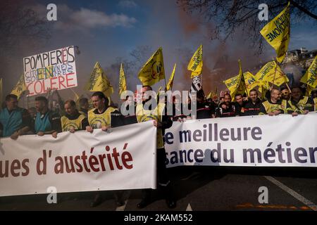 Demonstration of French firefighters against staff reductions in Paris on March 14, 2017. (Photo by Michael Bunel/NurPhoto) *** Please Use Credit from Credit Field *** Stock Photo