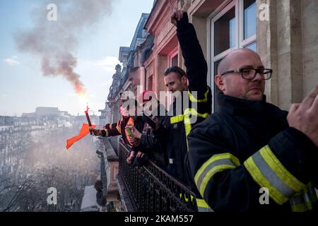 Demonstration of French firefighters against staff reductions in Paris on March 14, 2017. (Photo by Michael Bunel/NurPhoto) *** Please Use Credit from Credit Field *** Stock Photo