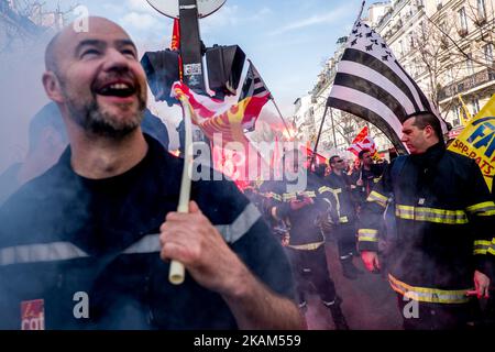 Demonstration of French firefighters against staff reductions in Paris on March 14, 2017. (Photo by Michael Bunel/NurPhoto) *** Please Use Credit from Credit Field *** Stock Photo