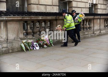 British Transport Police officers lay floral tributes on Westminster Bridge following yesterday's attack in which one police officer was killed, on March 23, 2017 in London, England. Four people have been killed and around 40 people injured following yesterday's attack by the Houses of Parliament in Westminster. (Photo by Karyn Louise/NurPhoto) *** Please Use Credit from Credit Field *** Stock Photo