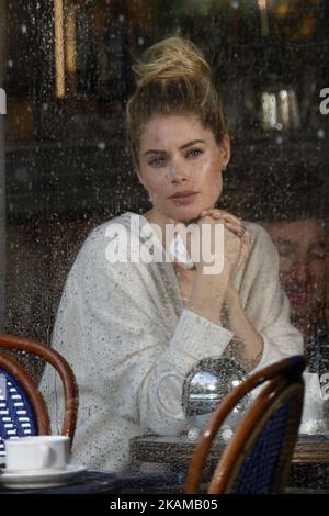 Model Doutzen Kroes is seen shooting a commercial for a L'Oreal Cosmetic on March 31, 2017 in Paris, France. (Photo by Mehdi Taamallah/NurPhoto) *** Please Use Credit from Credit Field *** Stock Photo