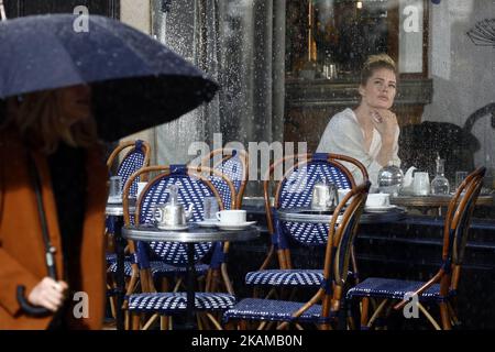 Model Doutzen Kroes is seen shooting a commercial for a L'Oreal Cosmetic on March 31, 2017 in Paris, France. (Photo by Mehdi Taamallah/NurPhoto) *** Please Use Credit from Credit Field *** Stock Photo