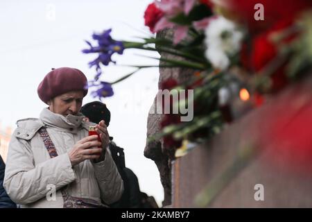 People lay flowers at Tekhnologichesky institute subway station in St Petersburg, Russia on April 4, 2017. Russian police continue investigations after 14 people were killed and dozens injured in St Petersburg following explosions between two of the city's underground stations. The suspect is reportedly a native of Kyrgyzstan named as Akbarzhon Jalilov who obtained Russian citizenship, according to the Central Asian country's security service. Authorities in St Petersburg have declared three days of mourning. (Photo by Igor Russak/NurPhoto) *** Please Use Credit from Credit Field *** Stock Photo