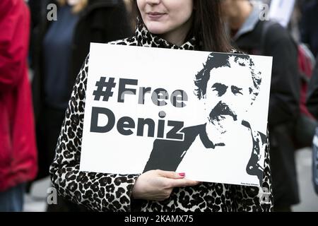 A woman attending a concert for the International Press Freedom Day holds a banner reading 'Free Deniz' in front of the Brandenburg Gate in Berlin, Germany on May 3, 2017. The concert expresses solidarity to all jailed journalists everywhere in the world and in particular to the German-Turkish journalist of the German newspaper 'Die Welt' Deniz Yucel, which is incarcerated in Turkey since February 2017. (Photo by Emmanuele Contini/NurPhoto) *** Please Use Credit from Credit Field *** Stock Photo