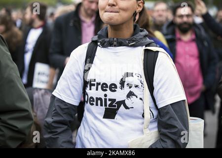 A woman attending a concert for the International Press Freedom Day wears a t-shirt reading 'Free Deniz' in front of the Brandenburg Gate in Berlin, Germany on May 3, 2017. The concert expresses solidarity to all jailed journalists everywhere in the world and in particular to the German-Turkish journalist of the German newspaper 'Die Welt' Deniz Yucel, which is incarcerated in Turkey since February 2017. (Photo by Emmanuele Contini/NurPhoto) *** Please Use Credit from Credit Field *** Stock Photo